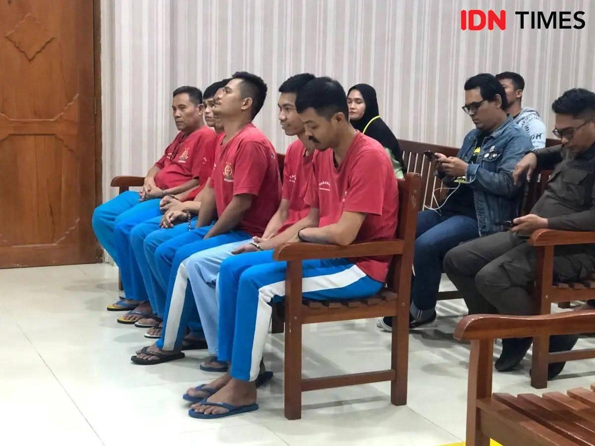 Para terdakwa perkara kapal Sea Dragon saat menjalani persidangan di Pengadilan Negeri Batam (IDN Times/Putra Gema Pamungkas)