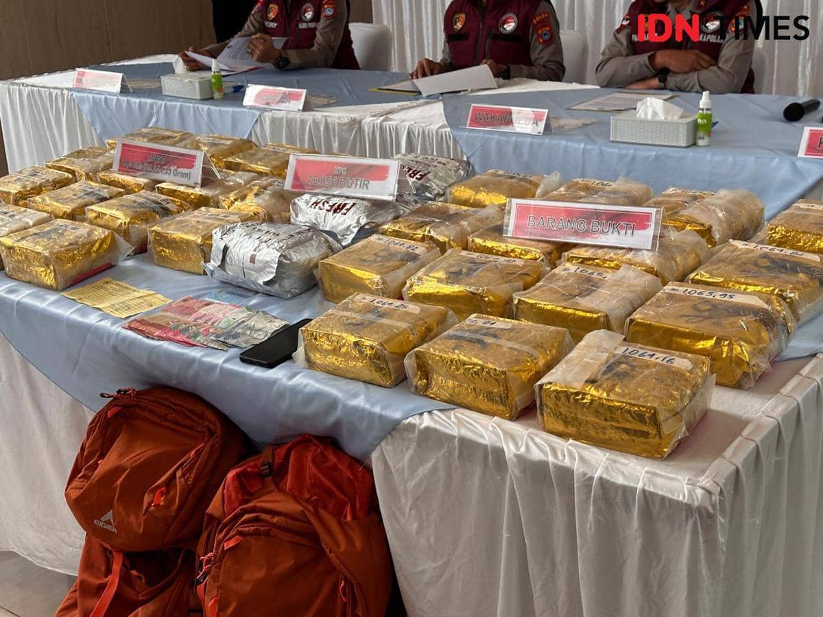 Barang bukti sabu 30 paket dan pil ekstasi 3 paket dihadirkan Polda Kalsel di depan awak media, Selasa (24/2/2026). (Hendra Lianor/IDN Times)