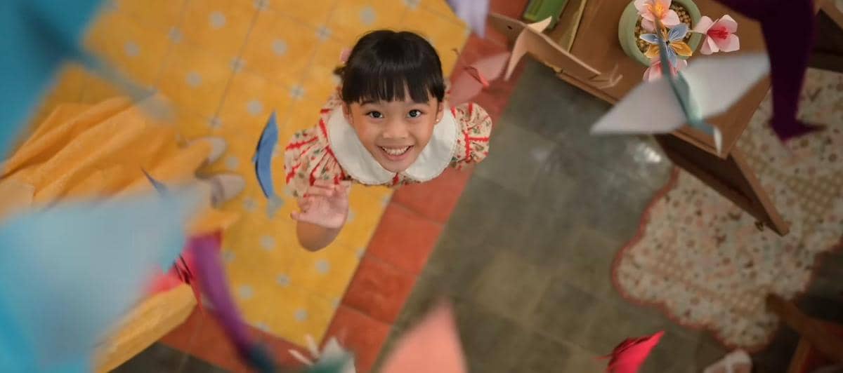 Imajinasi Na Willa sambil menyanyikan lagu Sikilku Iso Muni 