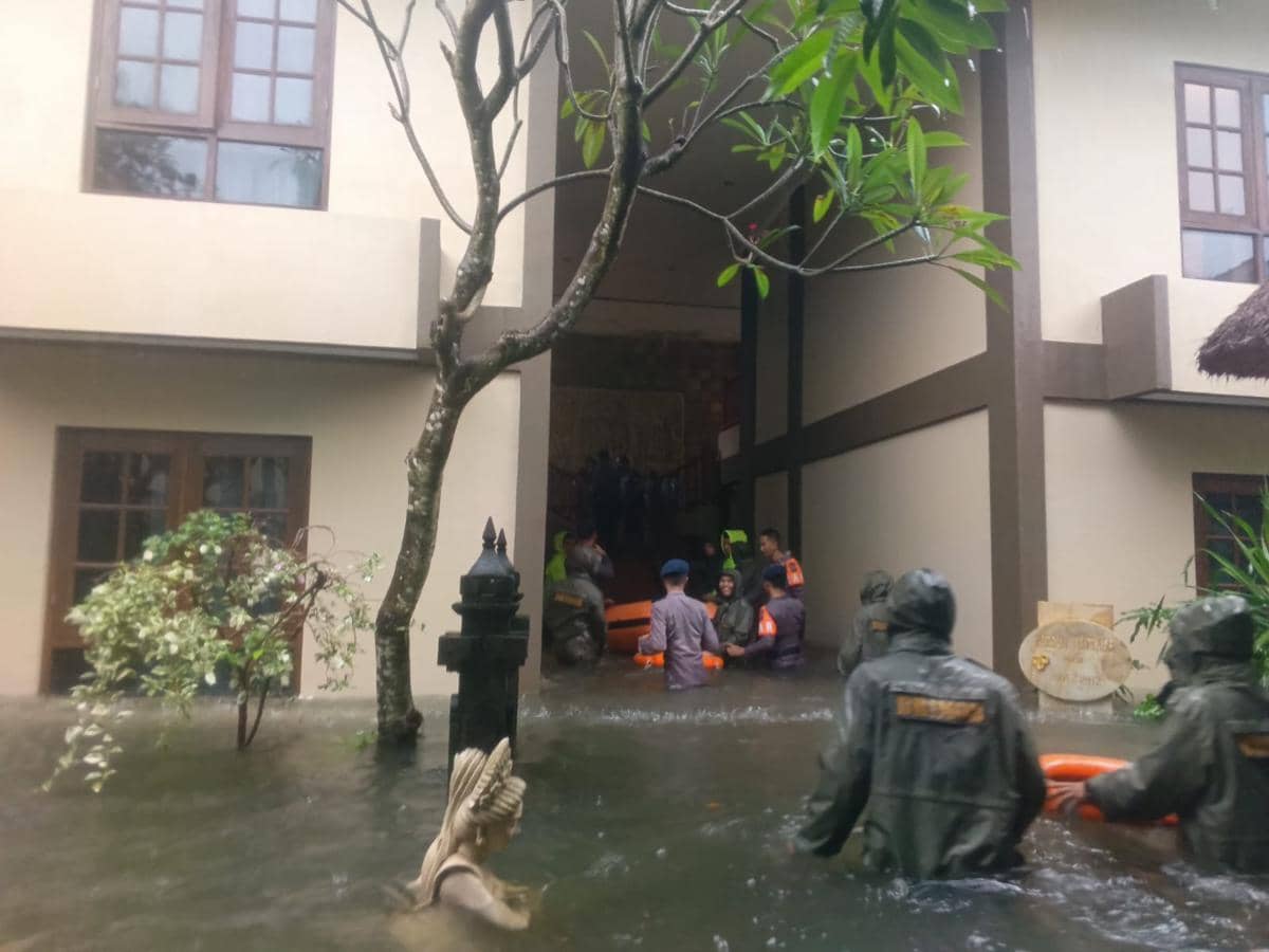 Tamu Hotel di Bali Dievakuasi, Banjir Setinggi 1,2 Meter
