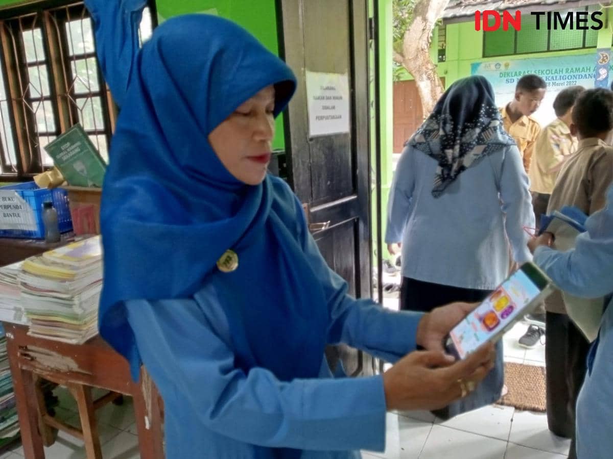 ‎Kepala Sekolah SDN Kaligondang, Kalurahan Sumbermulyo, Kapanewon Bambanglipuro, Kabupaten Bantul, Ana Daljinah.
