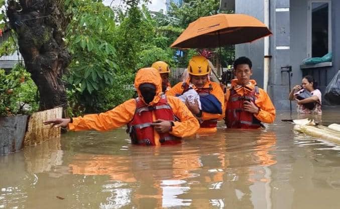 Dramatis! Detik-Detik Bayi Dievakuasi saat Banjir di Tello Baru Makassar
