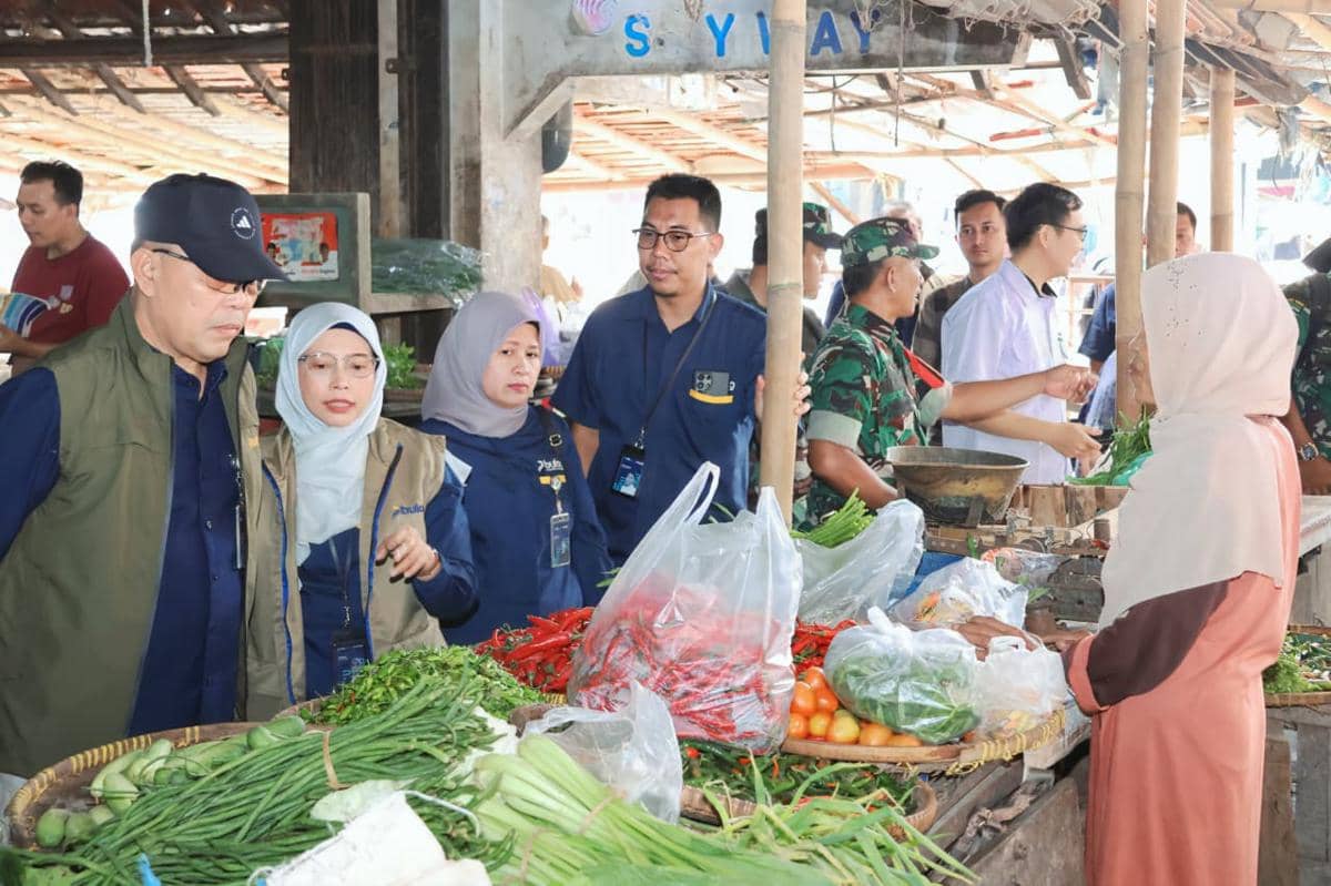 Bulog Cek Bahan Pokok di Pasar Pagi Tegal: Cabai Sekarang Turun