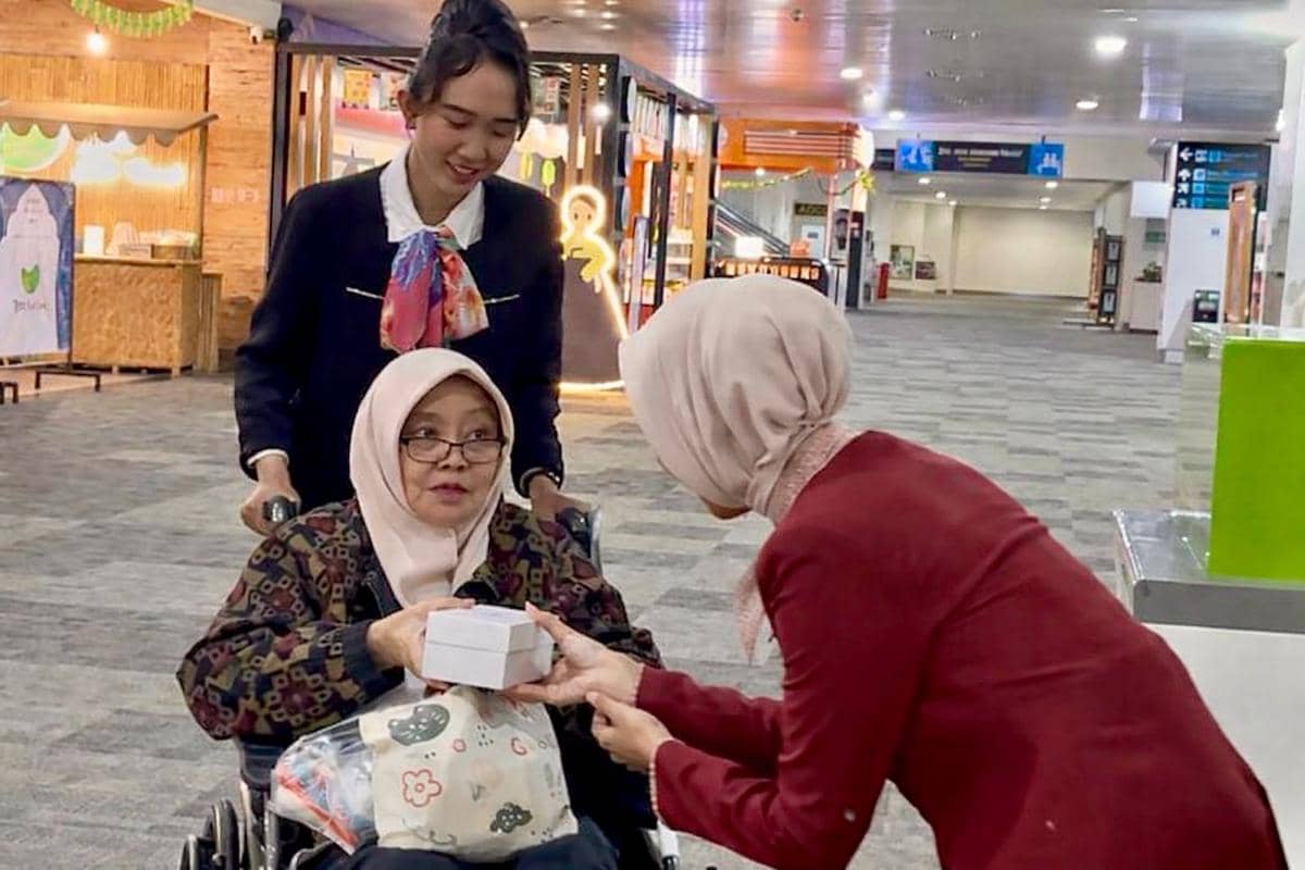 Ramadan, Bandara Ahmad Yani Bagi-bagi 3.000 Takjil ke Penumpang