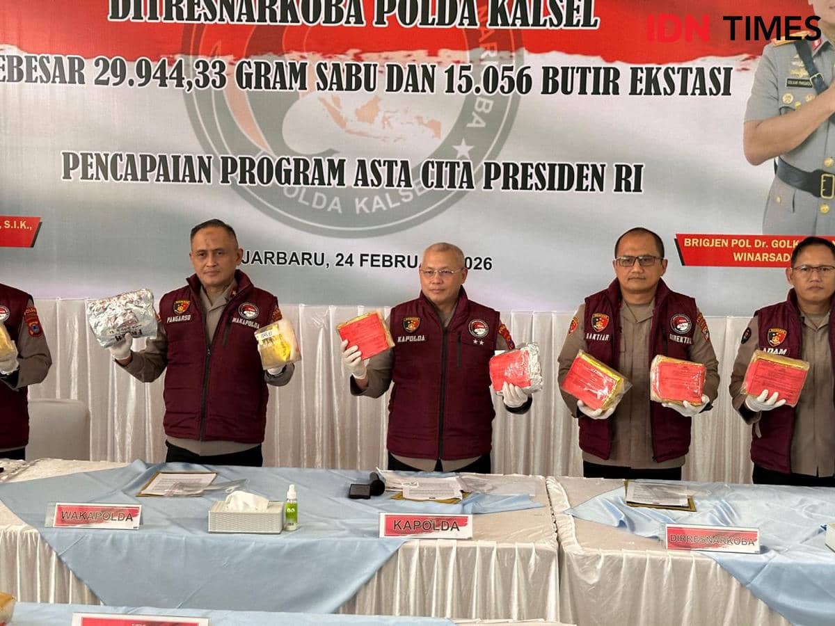 Kapolda Kalsel Irjen Pol Rosyanto Yudha Hermawan bersama jajaran berfoto mengangkat barang bukti sabu di Mapolda Kalsel, Banjarbaru, Selasa (24/2/2026). (Hendra Lianor/IDN Times)