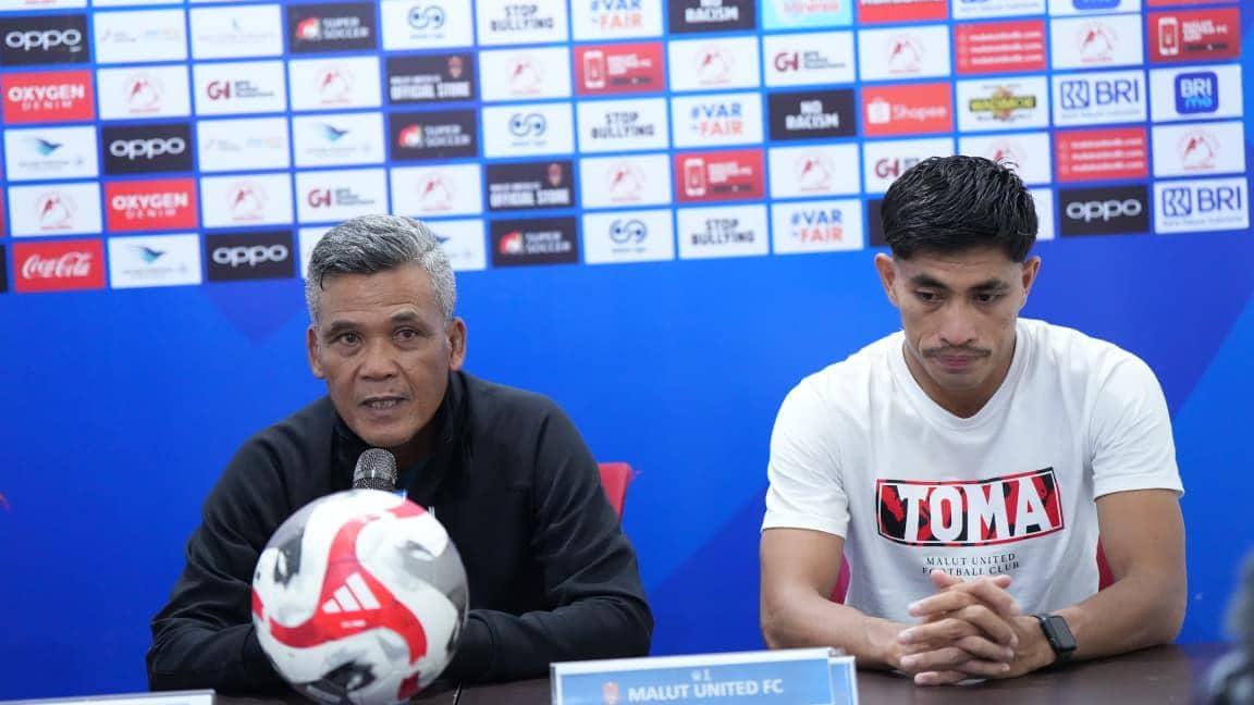 Pelatih Malut United, Hendri Susilo (kiri) dan pemain Malut United (kanan) Riswan Lauhin, selepas menghadapi Persija, Selasa (24/2/2026). (Dok. Malut United).