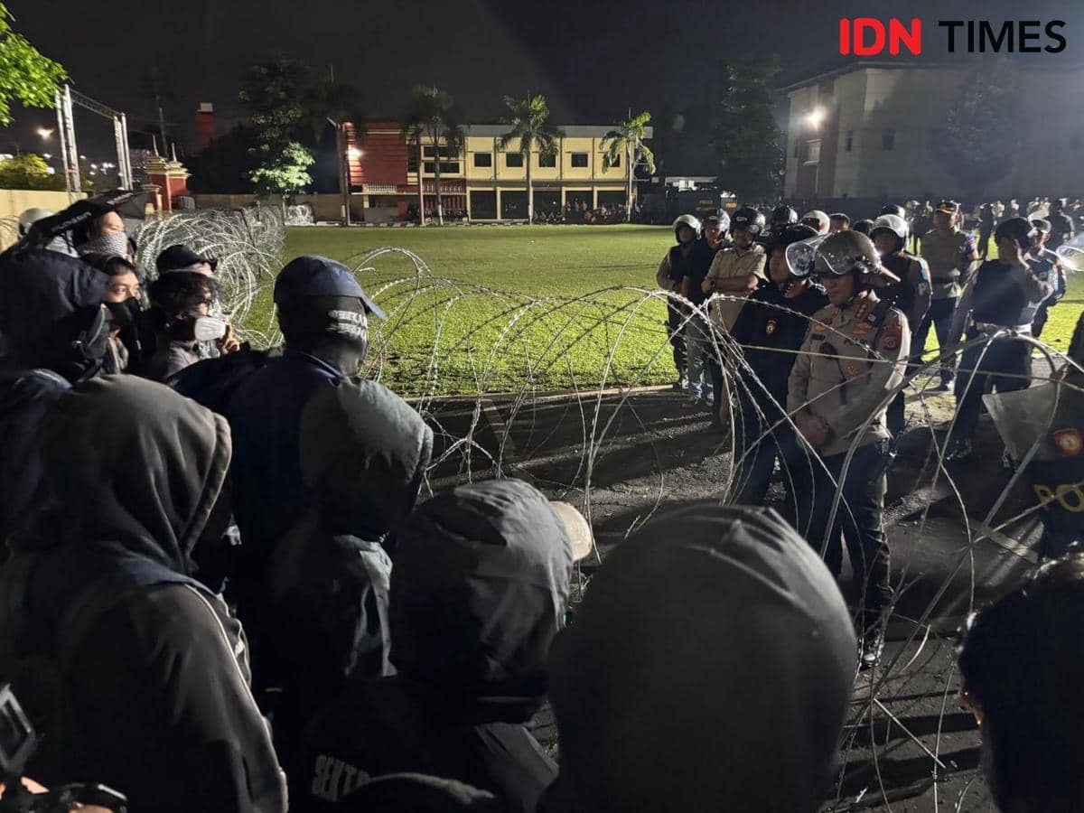 Ratusan peserta aksi dari berbagai elemen masyarakat melakukan aksi di Mapolda  Daerah Istimewa Yogyakarta (DIY), Selasa (24/2/2026) malam. 