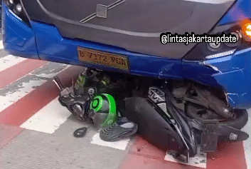 Ojol Terlindas Bus TransJakarta di Gunung Sahari