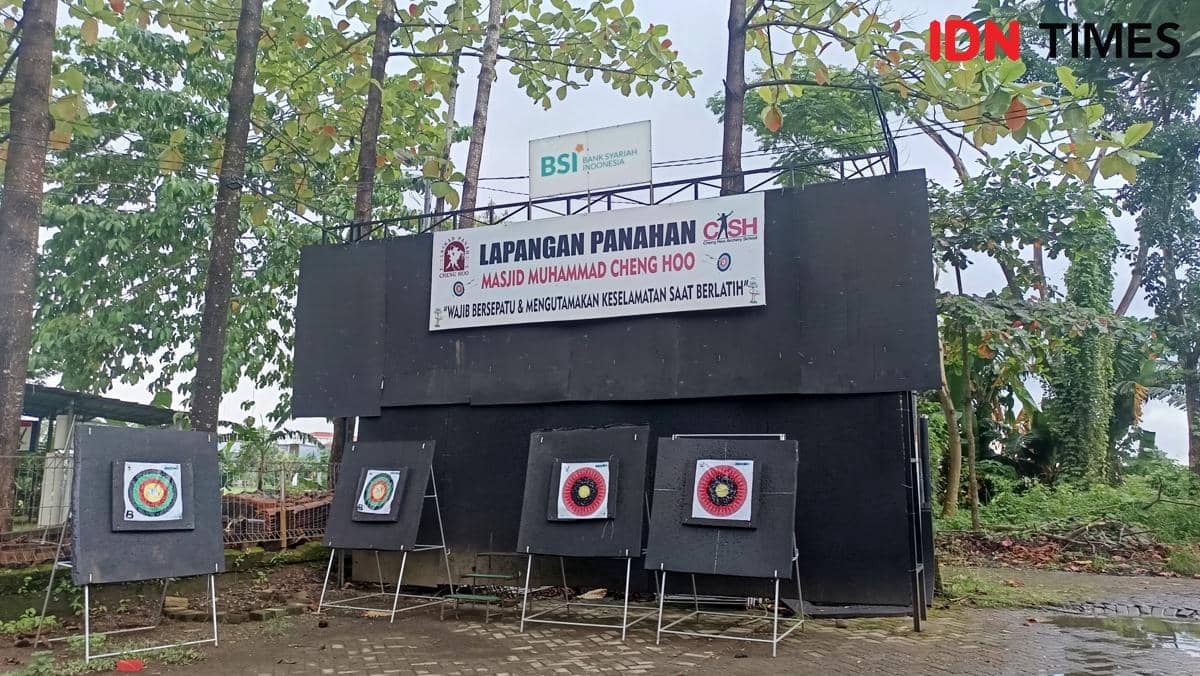 Lapangan panahan di Masjid Muhammad Cheng Hoo di Jalan Tun Abdul Razak, Kabupaten Gowa, Senin (23/2/2026). (IDN Times/Asrhawi Muin)