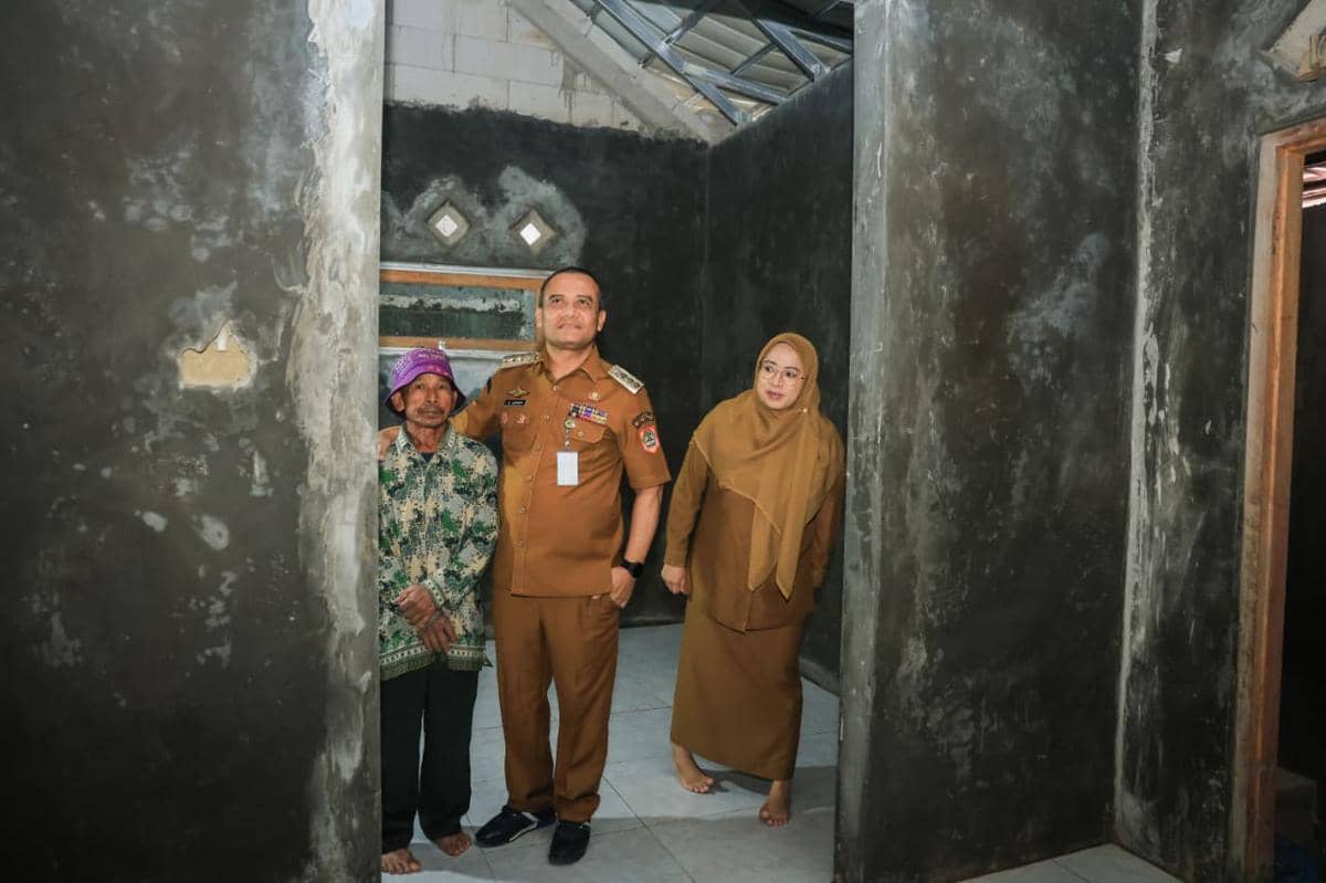 Luthfi Serahkan 36 Rumah Gratis untuk Korban Tanah Gerak Banjarnegara