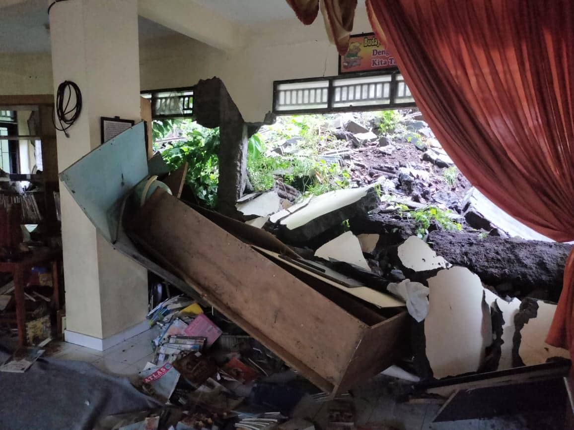 Bangunan Sekolah di Denpasar Roboh di Tengah Cuaca Ekstrem