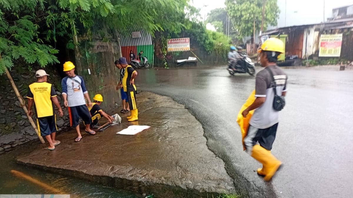 Satgas Drainase Dinas PU Kota Makassar membersihkan sampah yang menyumbat saluran air di Jalan Rappokalling Raya, Kecamatan Tallo, Selasa (24/2/2026). (Dok. Dinas PU Makassar) 