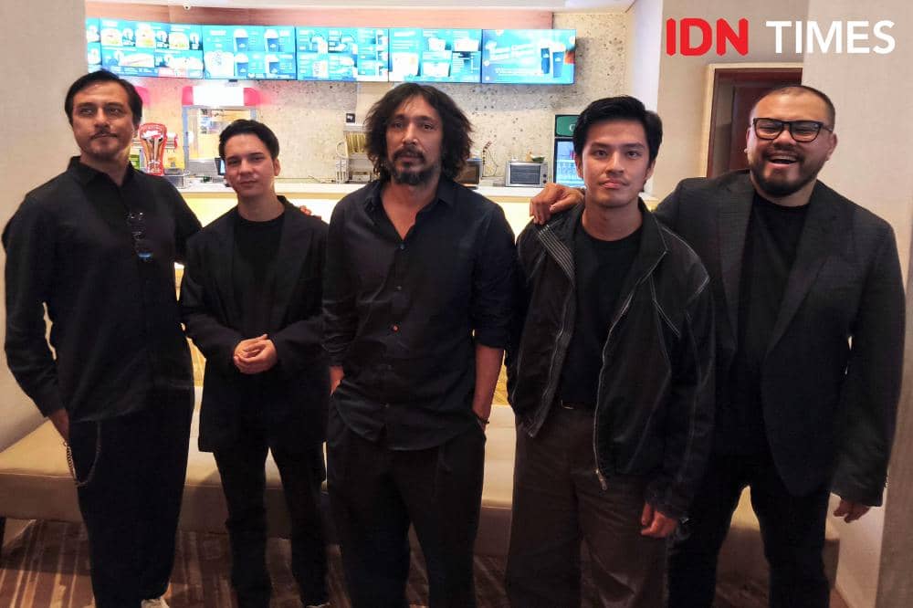 Joko Anwar bersama para cast Ghost in the Cell saat doorstop usai press conference Ghost in the Cell di Jakarta, Senin (23/2/2026)