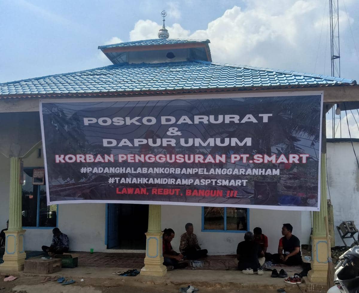 Selain untuk beribadah, petani KTPHS menjadikan masjid Ar-rahman sebagai posko darurat dan dapur umum. (Dok. KTPHS)