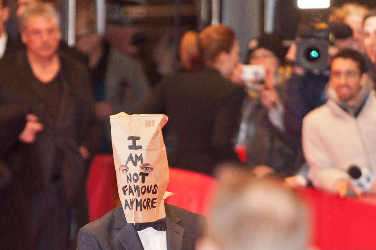 Shia LaBeouf mengenakan kantong kertas di kepalanya pada pemutaran perdana film "Nymphomaniac (I)"