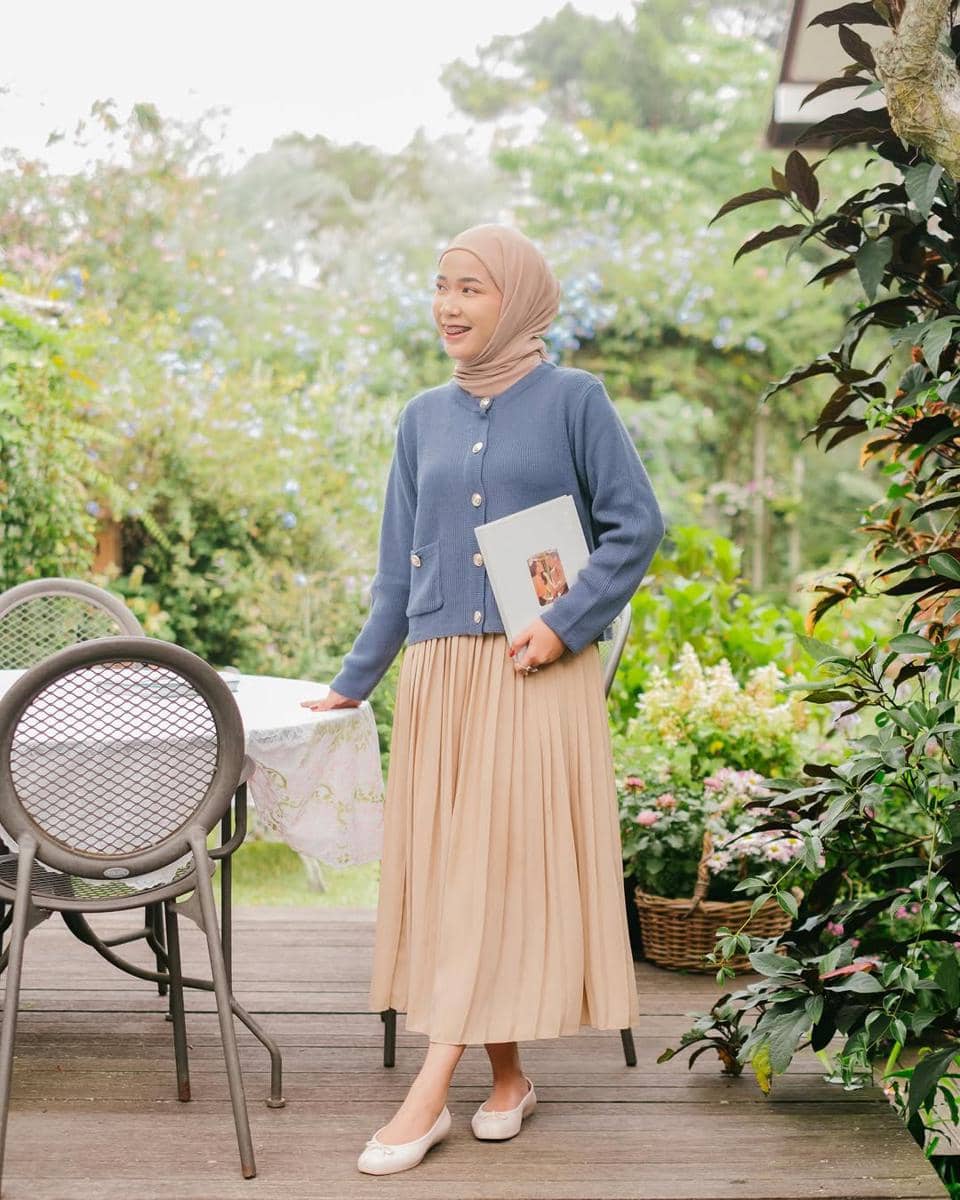 inspirasi outfit ala Indy Ratna