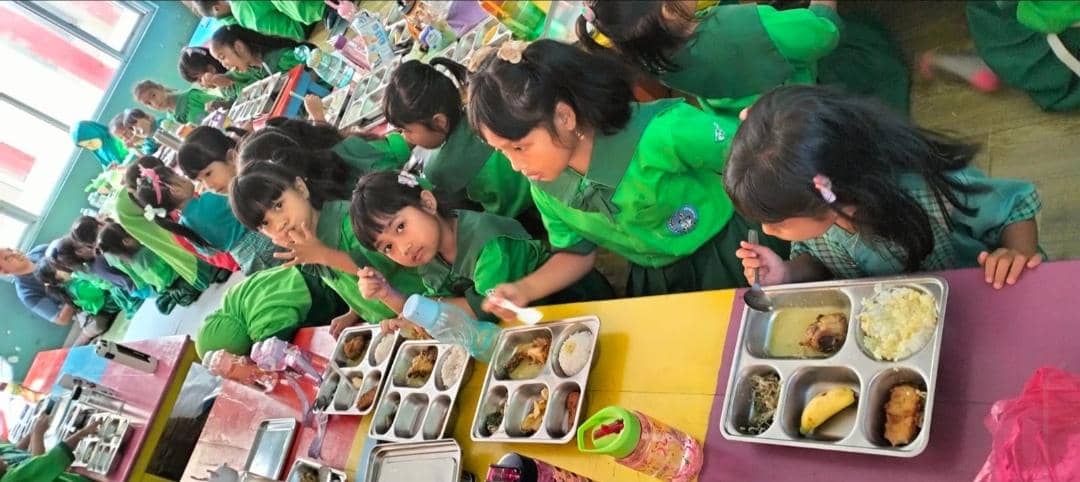 Siswa TK Negeri 2 Sekayu saat menikmati menu MBG.