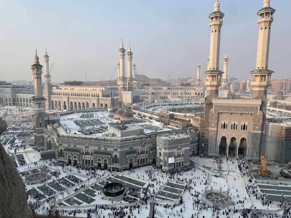 Pemandangan Masjidil Haram di Makkah, Arab Saudi, dengan beberapa pintu masuk dan menara yang menjulang tinggi.