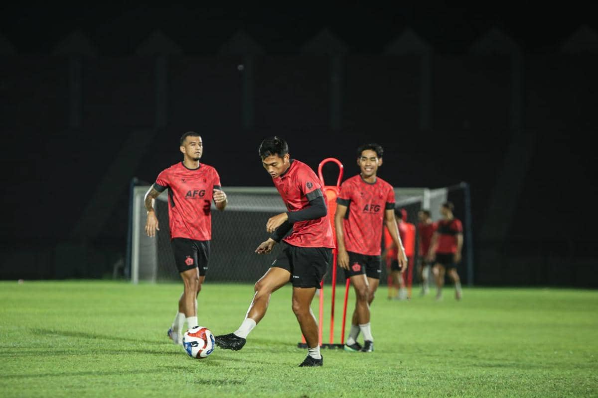 Pemain Persik Kediri saat berlatih di malam hari. IDN Times/persik kediri