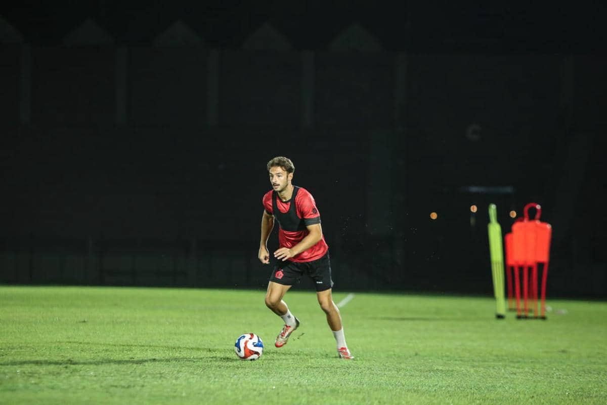 Pemain Persik Kediri saat berlatih malam hari. IDN Times/ persik kediri