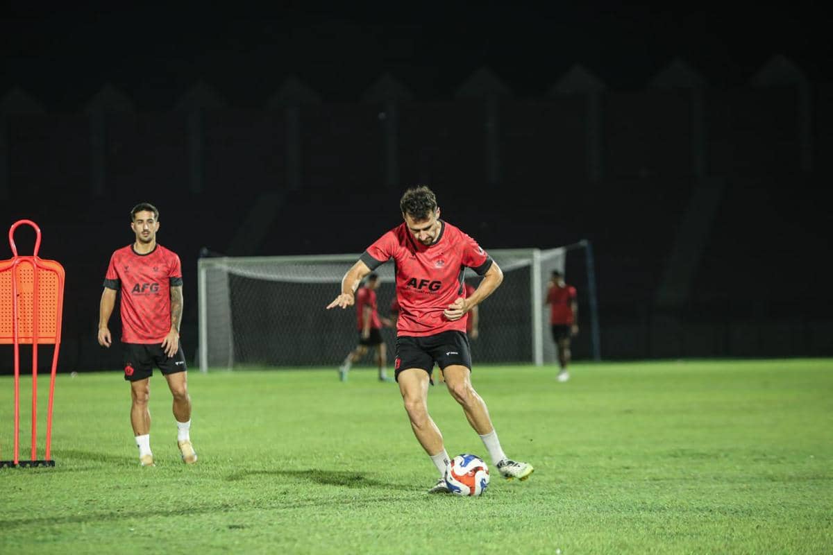 Pemain Persik Kediri saat berlatih di malam hari. IDN Times/persik kediri