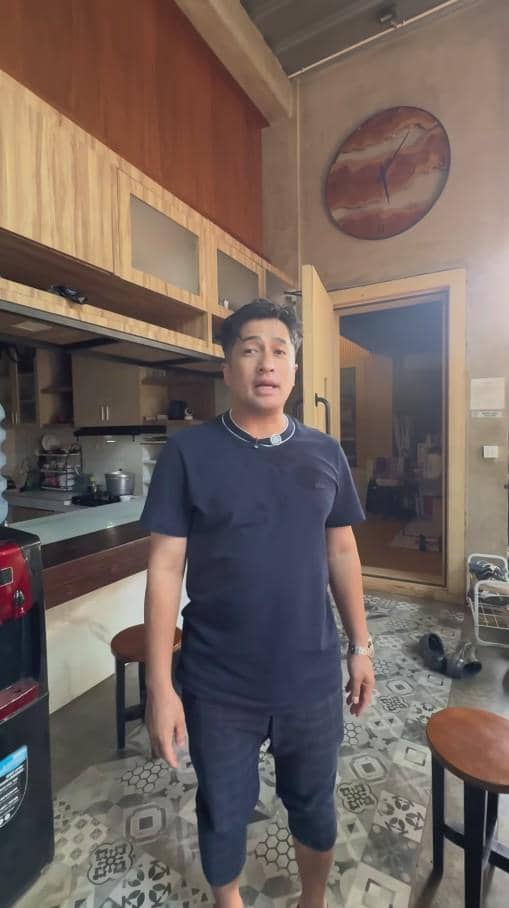 Irfan Hakim Bagi-bagi Takjil untuk Tetangga (instagram.com/irfanhakim75)