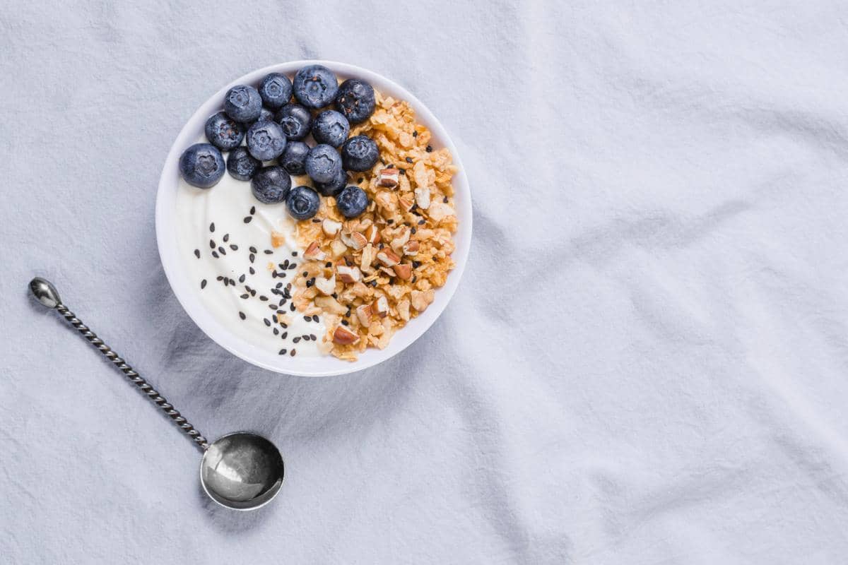 ilustrasi yogurt bowl dengan buah dan granola