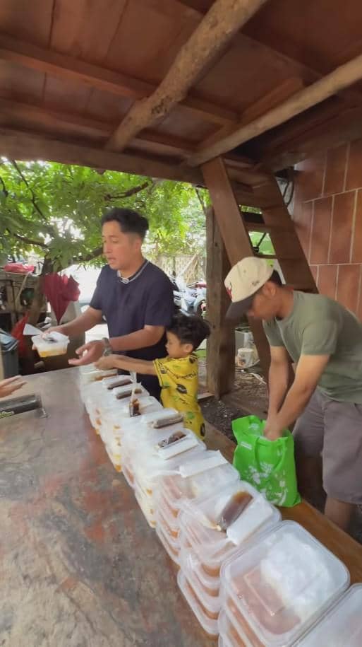Irfan Hakim Bagi-bagi Takjil untuk Tetangga (instagram.com/irfanhakim75)