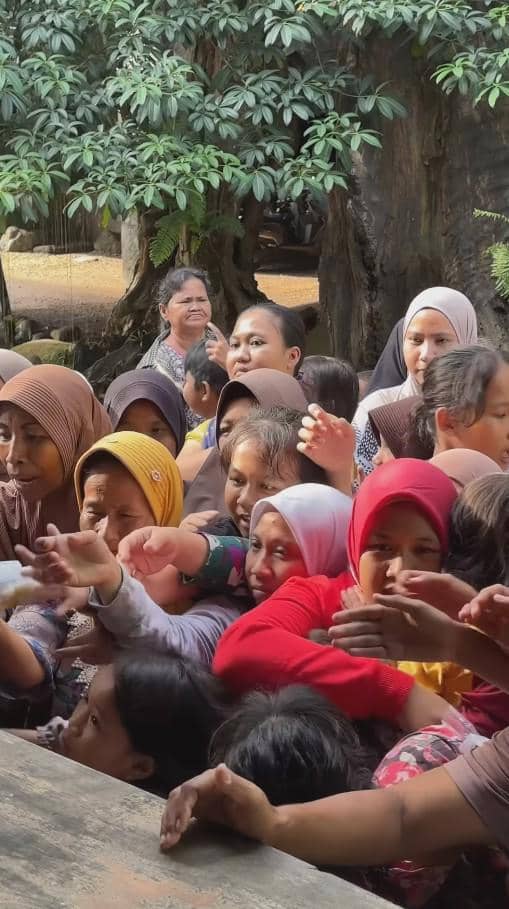 Irfan Hakim Bagi-bagi Takjil untuk Tetangga (instagram.com/irfanhakim75)