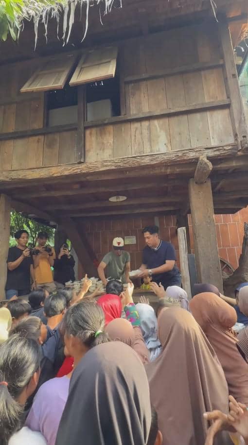 Irfan Hakim Bagi-bagi Takjil untuk Tetangga (instagram.com/irfanhakim75)