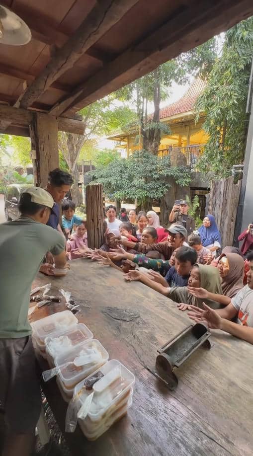 Irfan Hakim Bagi-bagi Takjil untuk Tetangga (instagram.com/irfanhakim75)