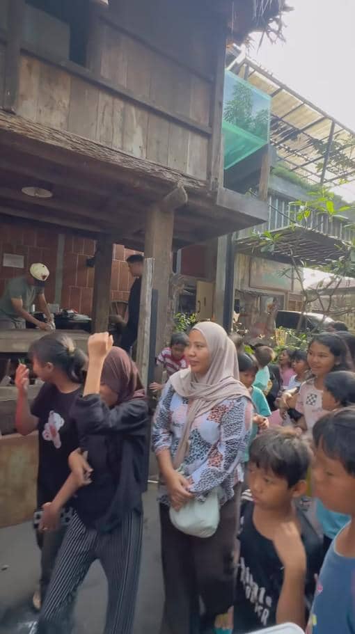 Irfan Hakim Bagi-bagi Takjil untuk Tetangga (instagram.com/irfanhakim75)