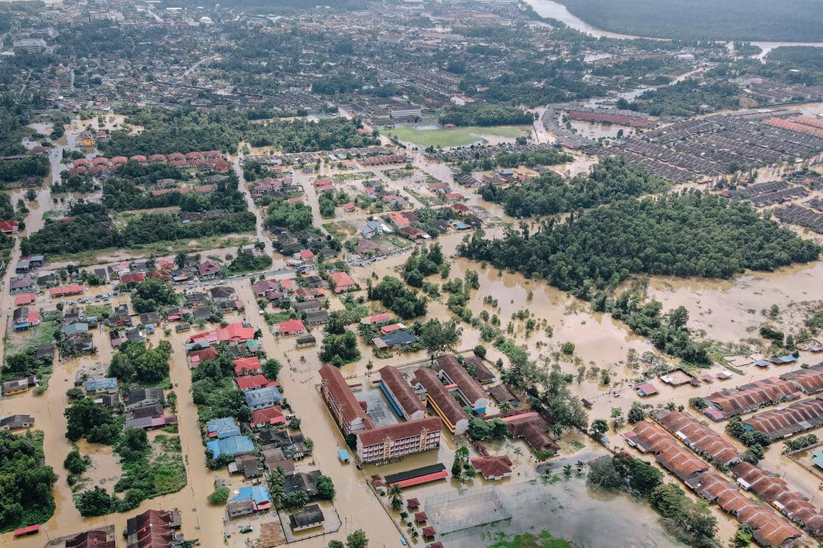 Banjir bandang yang melahap ratusan rumah.