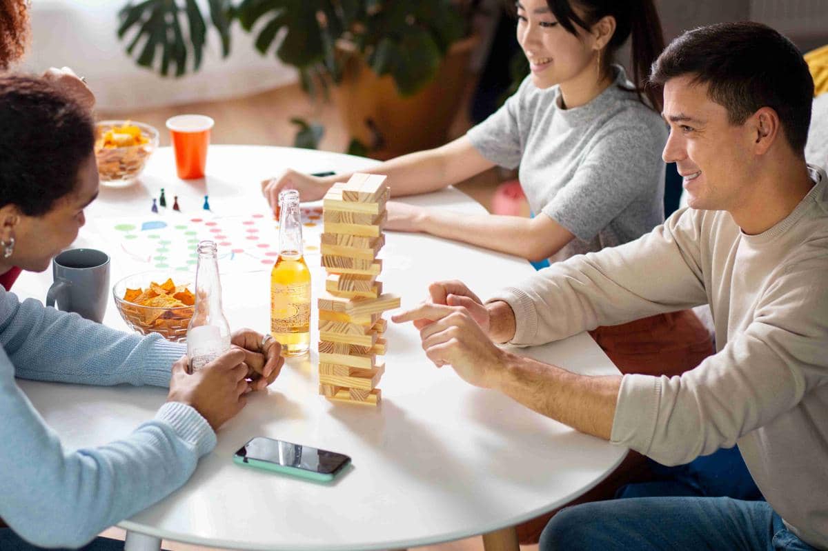 Ilustrasi Pasangan sedang Bermain