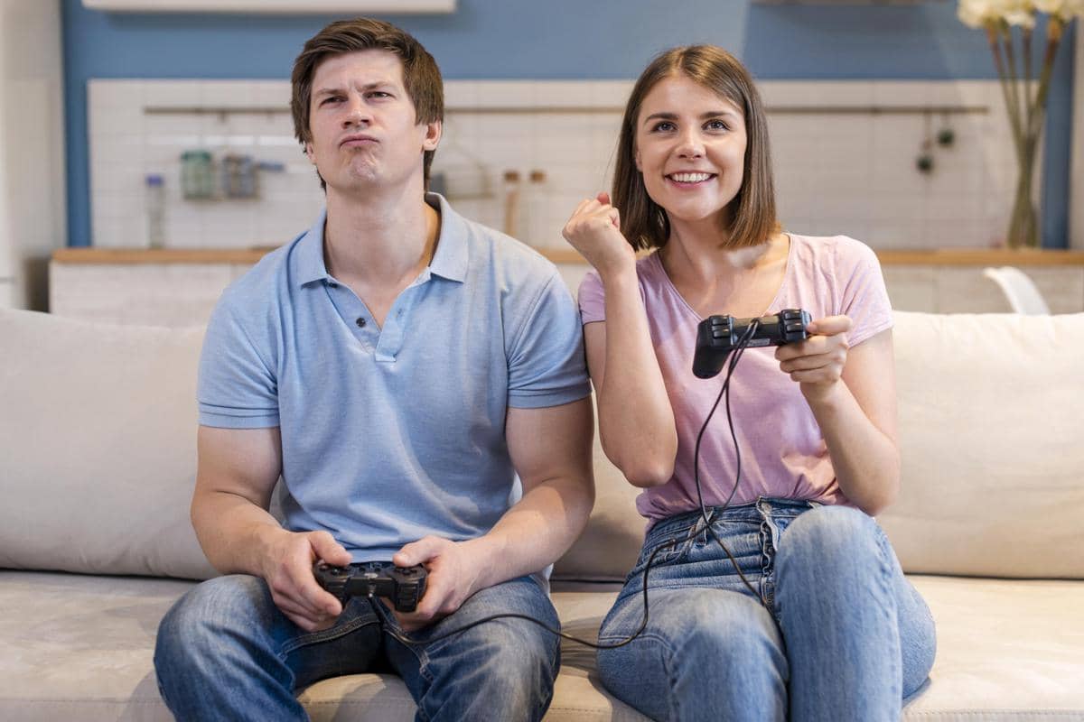 Ilustrasi Pasangan sedang Bermain Playstation