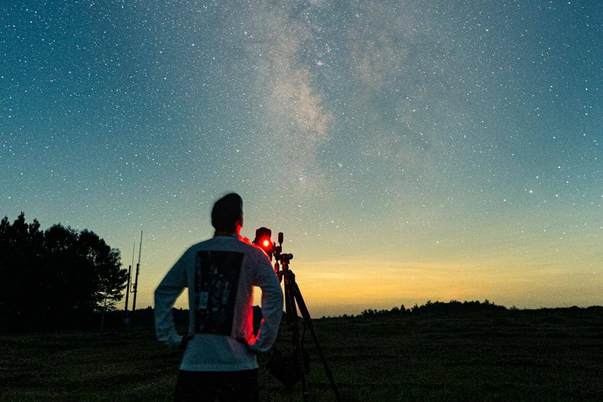 ilustrasi mengamati parade enam planet