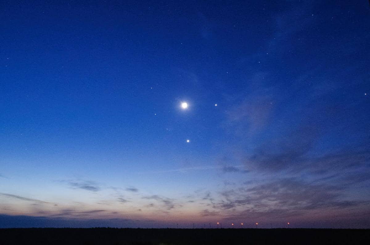 ilustrasi puncak parade planet