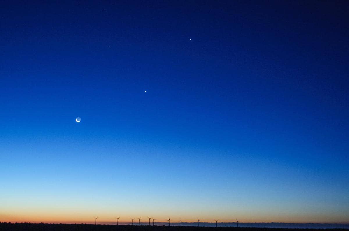 ilustrasi planet yang dominan di langit malam