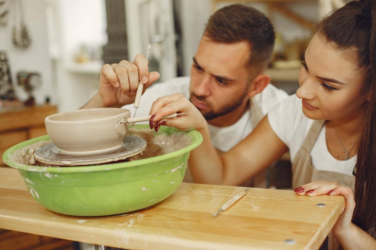 Ilustrasi Pasangan sedang Melukis Kerajinan