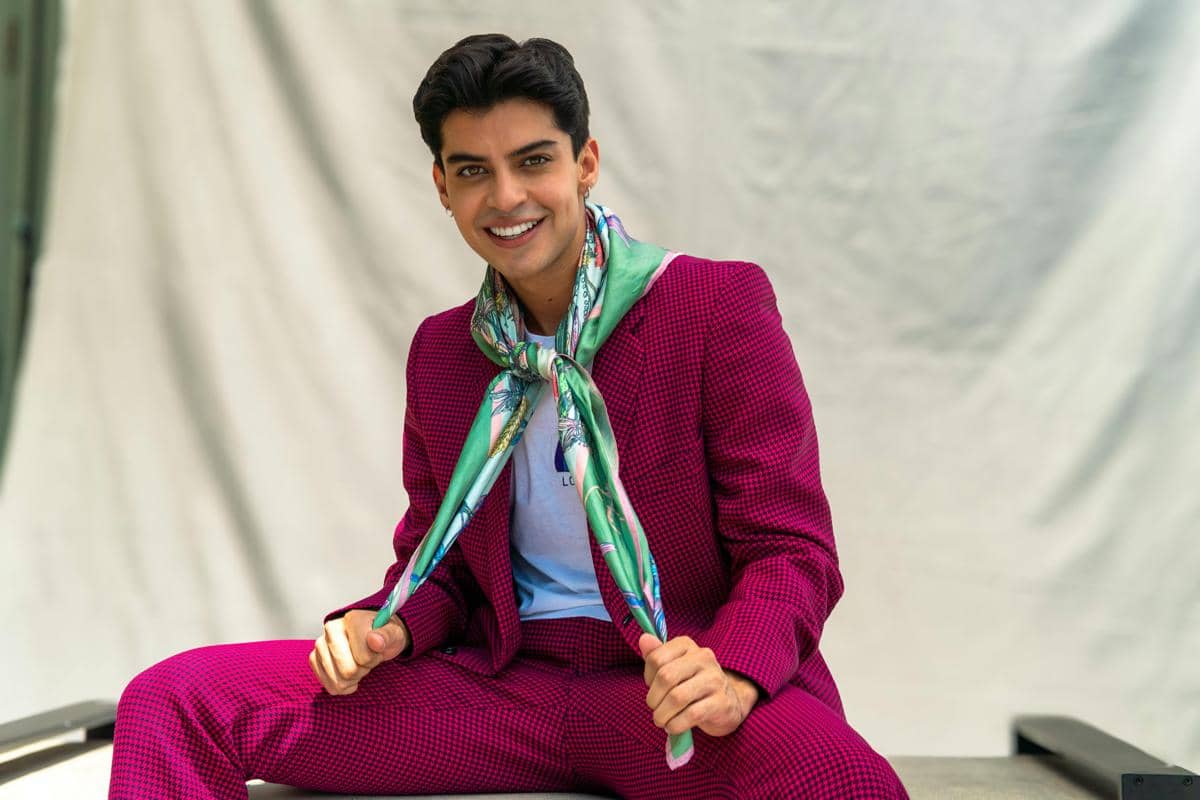 ilustrasi seorang pria memakai scarf