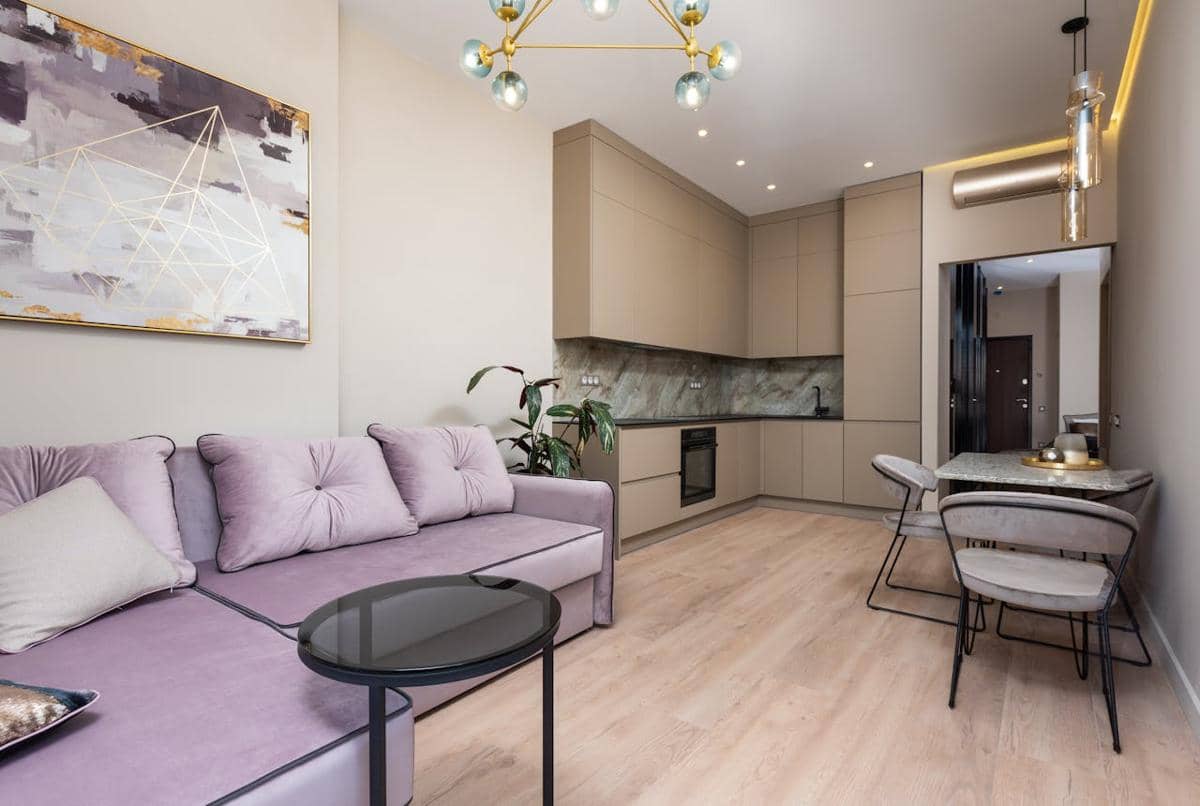 ilustrasi interior rumah warna lilac dan emas