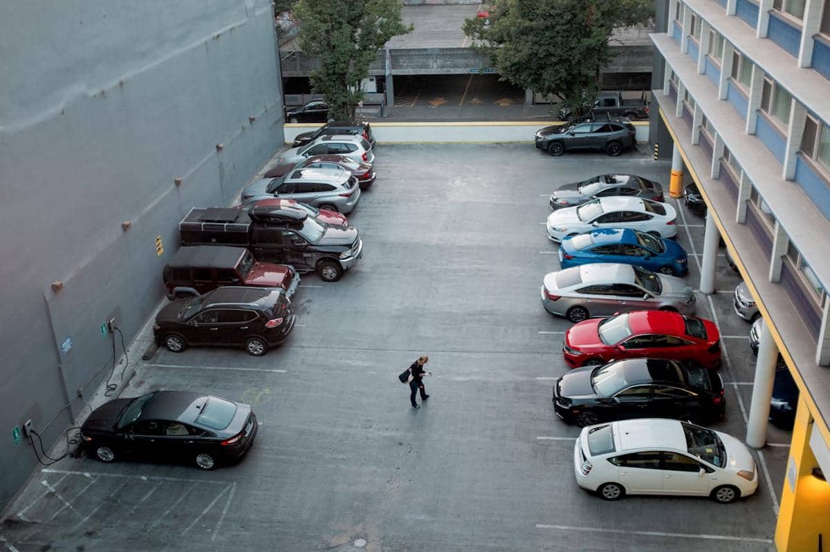 Apakah Parkiran Karyawan di Kantor Kena Pajak? Ini Penjelasannya
