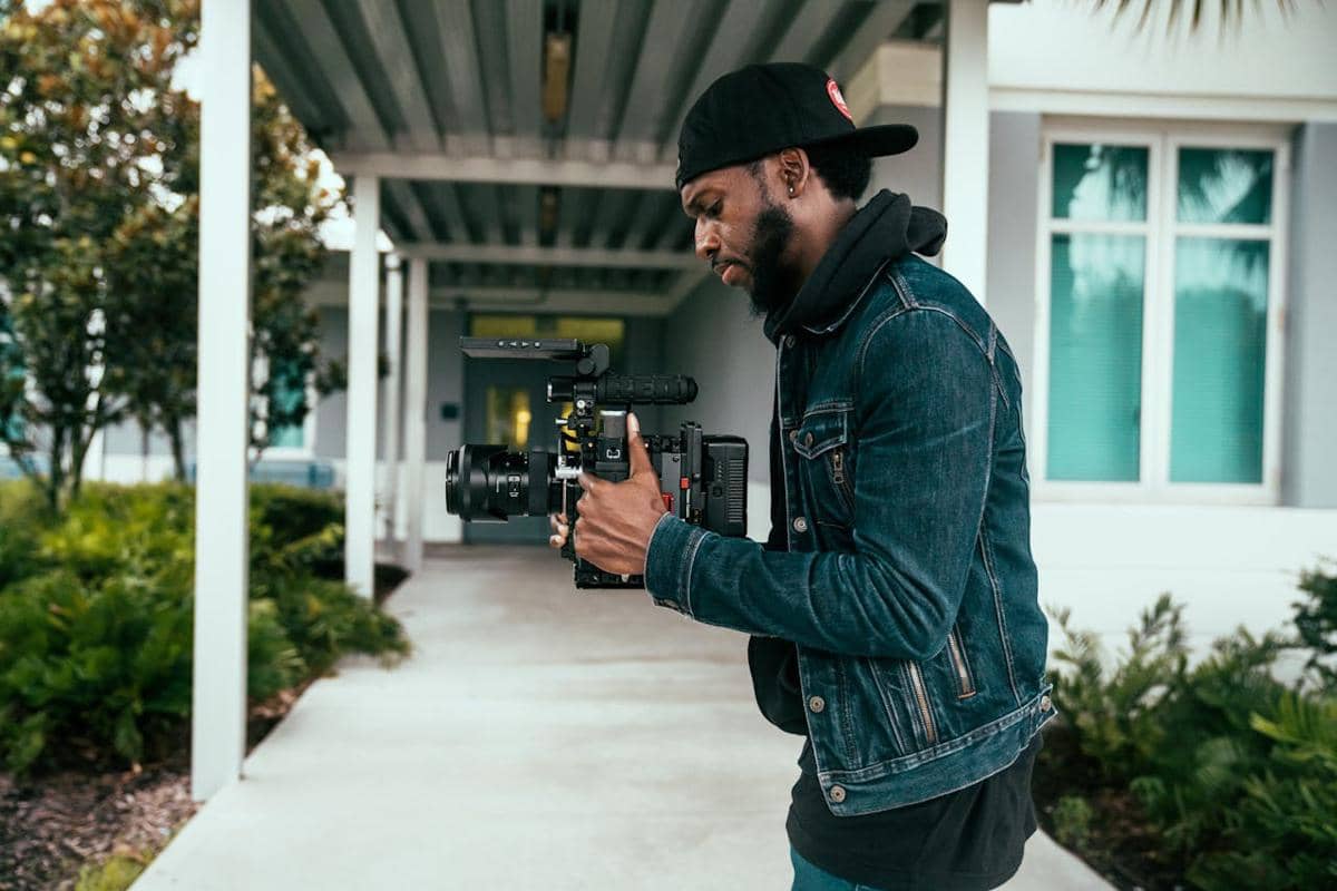 ilustrasi pria membuat konten