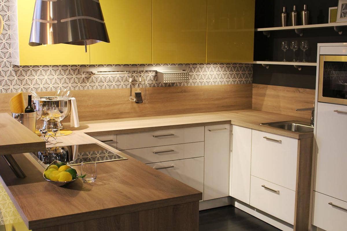 ilustrasi interior dapur warna kuning dan cokelat kayu
