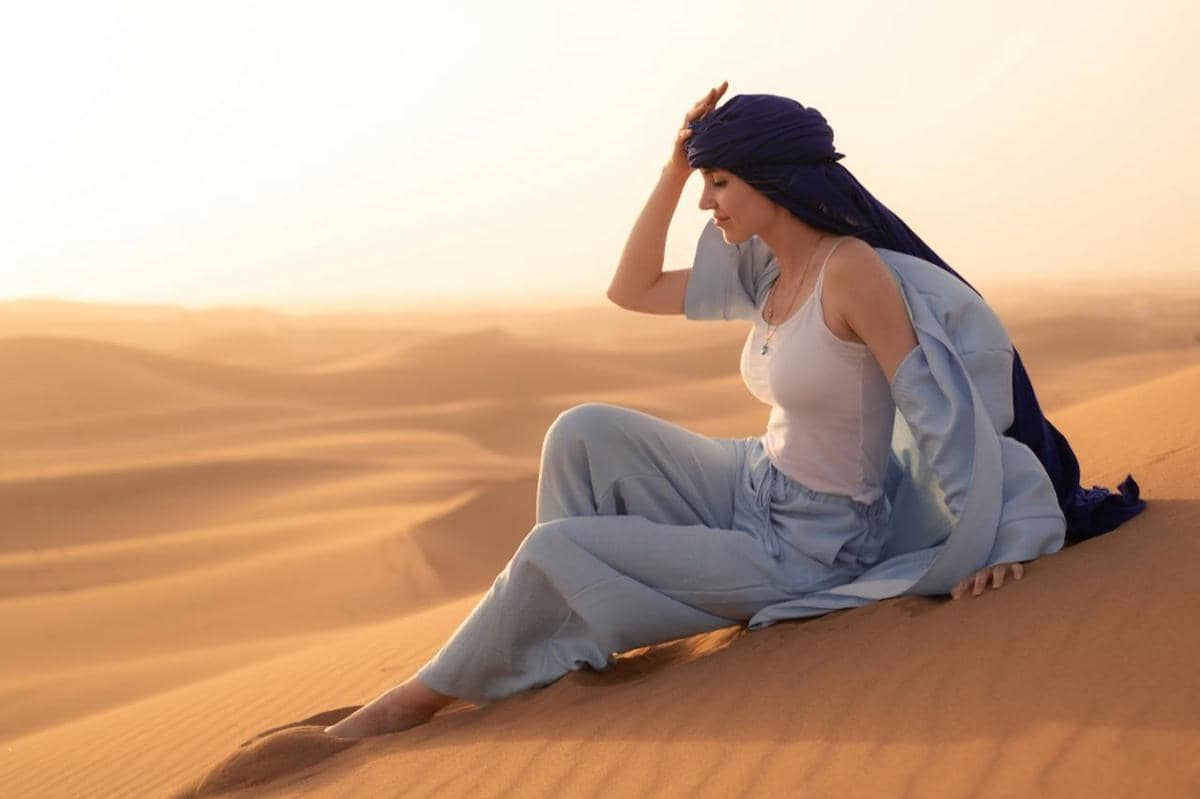 Sedang berada di padang pasir.