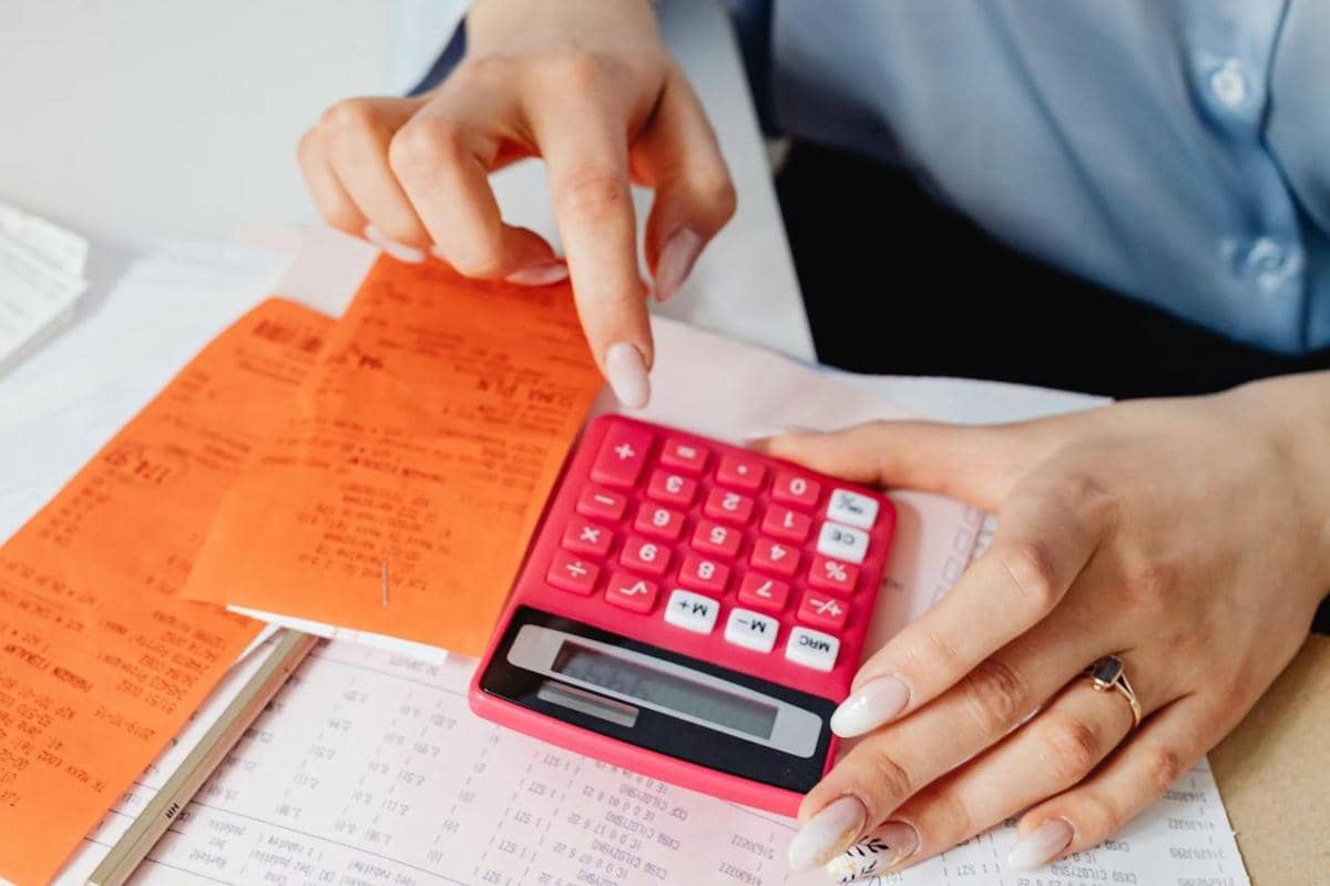 ilustrasi menyiapkan anggaran khusus untuk berbagi di bulan Ramadan