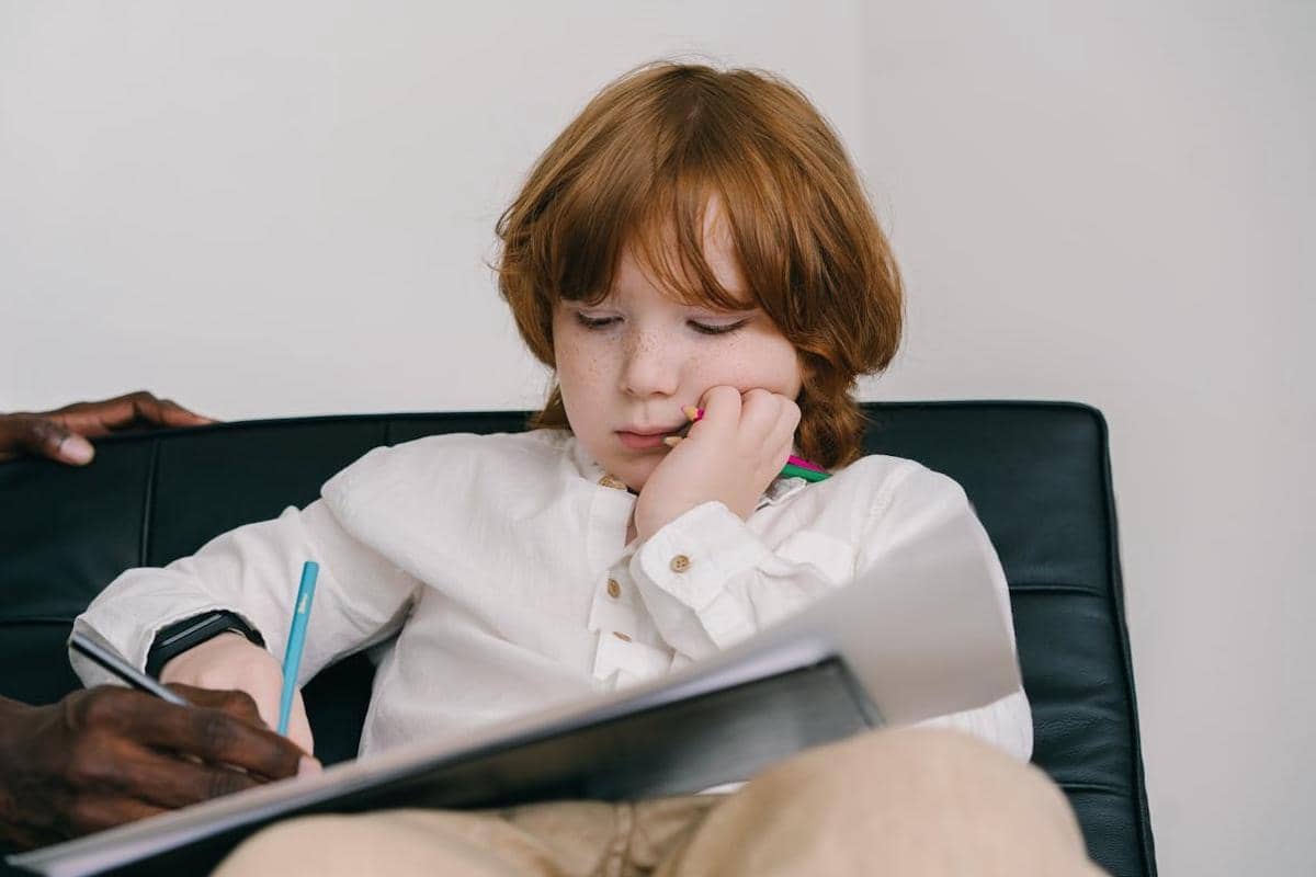 Seorang anak sedang melamun.