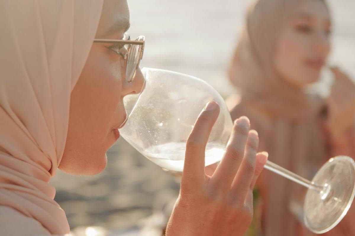 ilustrasi buka puasa dengan minum air putih 