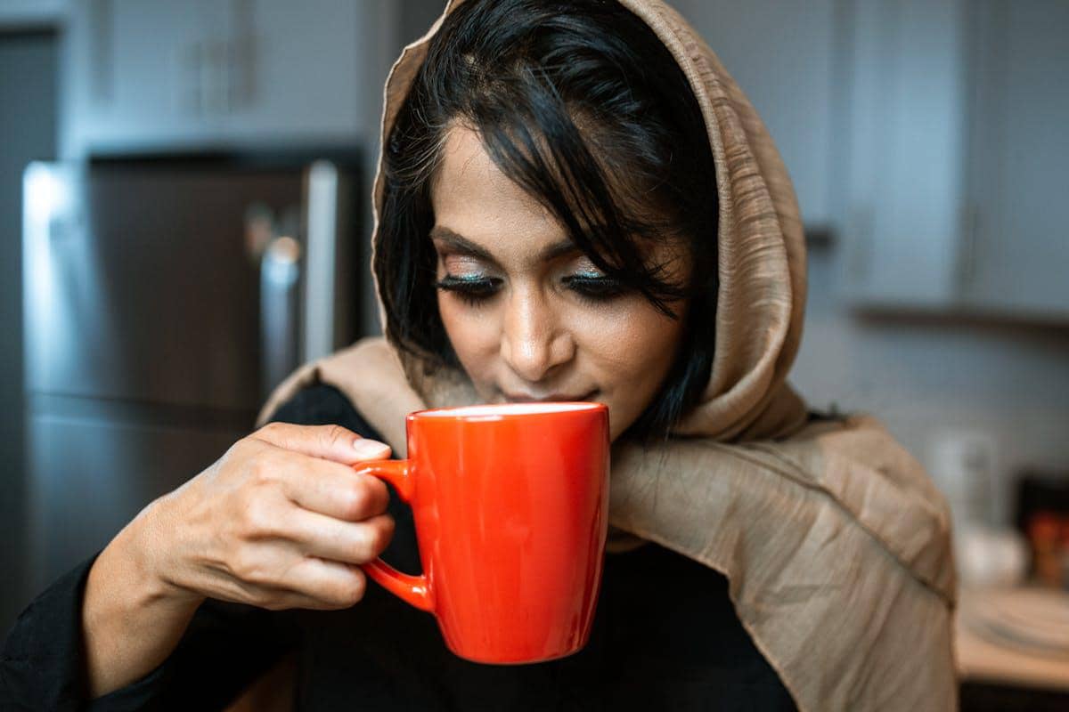 ilustrasi minum kopi saat sahur