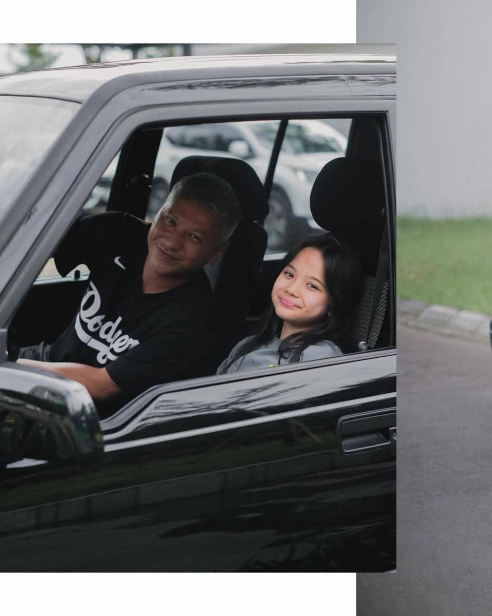 Gading Marten ajak Gempi jalan-jalan dengan mobil tua